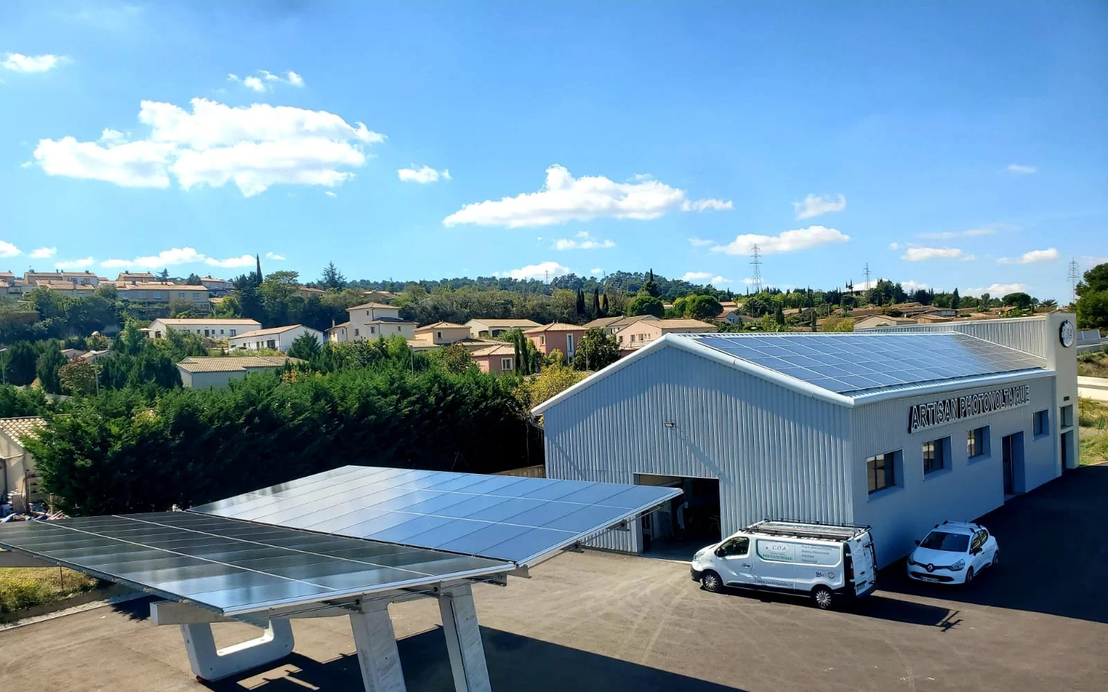 Installation photovoltaïque C.O.A à Carcassonne avec hangar solaire et ombrière solaire équipés de panneaux photovoltaïques, vue aérienne du site